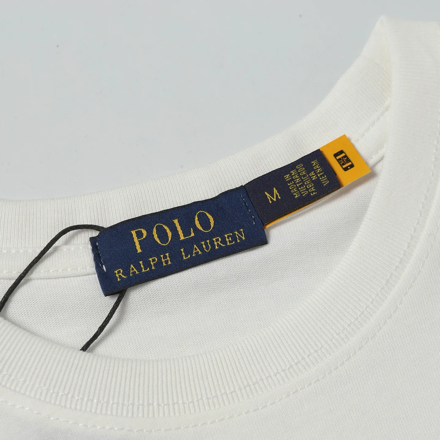 P126 Style number: 505 Ralph Lauren/Ralph Lauren 25ss new summer silicone Polo embossed round neck T-shirt. The main logo on the neck has a QR code mark, which can be scanned for verification. The 3D silicone three-dimensional English letter logo is embossed to distinguish low-quality products on the market. 32 counts, 240g hydrophilic toner, 100% cotton fabric, comfortable and soft, highly breathable, focusing on high-end cost-effectiveness, needless to say good quality. Available in a variety of colors, both boys and girls can try this genderless style, giving them a yuppie tone in no time. Immerse yourself in your leisurely style, and have your own style in retro. Natural, vivid and very French romantic feelings, perfectly integrating youthful atmosphere and trend. Color: white, black, navy blue, dark green Size: S-xL S Shoulder width 44 Bust 104 Sleeve length 23 Clothing length 72 M Shoulder width 45 Bust 108 Sleeve length 24 Clothing length 74 L Shoulder width 46 Bust 112 Sleeve length 25 Clothing length 76 xL Shoulder width 47 Bust 116 Sleeve length 26 Clothing length 78